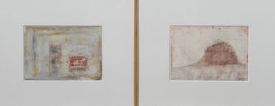 deux tableaux encadrés représentant un bâtiment et un autre bâtiment dans une pièce blanche