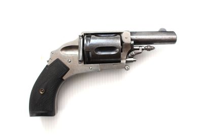 un vieux revolver avec une crosse noire sur un fond blanc