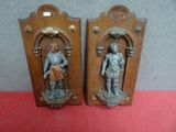 une paire de figurines anciennes en fonte représentant un homme et une femme