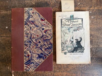 un vieux livre posé sur une table en bois, à côté d'un autre livre