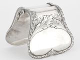 un porte-serviettes ancien en argent, orné d'un motif de feuilles
