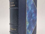 un livre bleu avec une bordure dorée et une couverture bleue