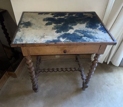 une petite table peinte en bleu et blanc