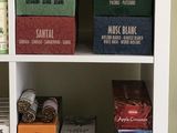 une bibliothèque blanche remplie d'une multitude de produits alimentaires et de boissons