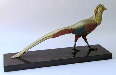 une statue représentant un faisan posée sur un socle noir
