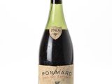 une bouteille de vin posée sur une table