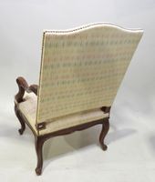 Fauteuil en bois mouluré et sculpté à décor feuillagé, les a… (photo 2)