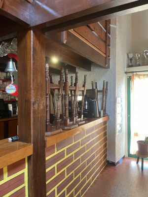 une photo d'un bar avec tout un tas d'armes à feu posées sur le comptoir