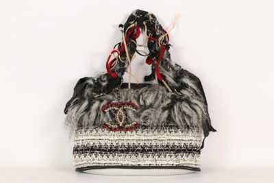 un sac noir et blanc avec une poignée rouge