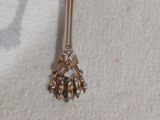 une cuillère en argent ornée d'une fleur, posée sur une table