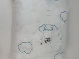 un oreiller orné d'un dessin, accroché au mur