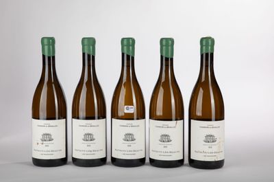 quatre bouteilles de vin sont alignées