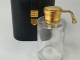 une image représentant un flacon de parfum à côté d'une boîte noire