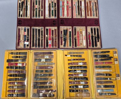 Très important lot d'environ 580 bracelets de montres en mét…