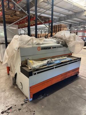 une grande machine qui se trouve dans un entrepôt