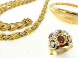 deux bijoux, dont une bague, un bracelet et une bague