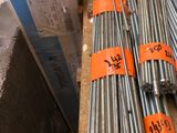 de nombreuses tailles et dimensions différentes de tiges d'acier sur le comptoir