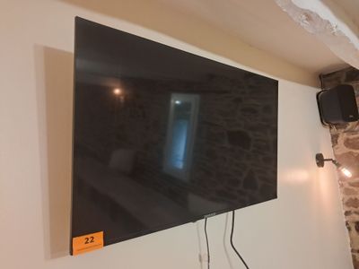 un téléviseur à écran plat fixé au mur d'une pièce