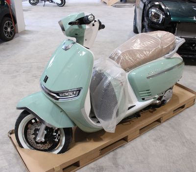un scooter posé sur une palette dans un showroom