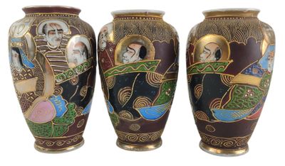 SATSUMA Série de 3 petits vases en porcelaine à décor de per…