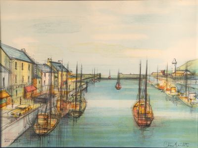 une peinture représentant une scène portuaire avec des bateaux dans l'eau