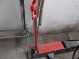 une machine rouge qui se trouve dans un garage