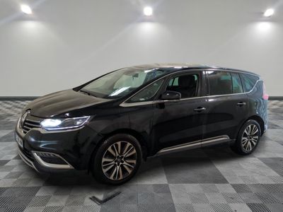 une camionnette noire garée dans un garage au sol carrelé