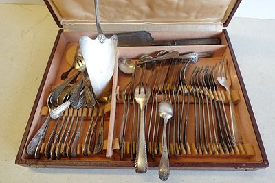 une boîte en bois contenant de l'argenterie sur une table