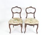 paire de chaises anciennes avec des assises rembourrées