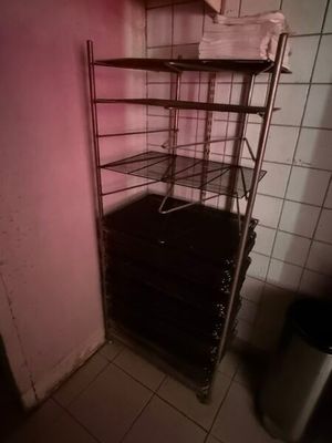 une étagère sur laquelle sont posées plusieurs serviettes