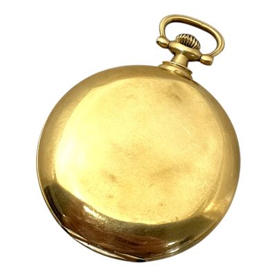 une montre de poche en or sur fond blanc