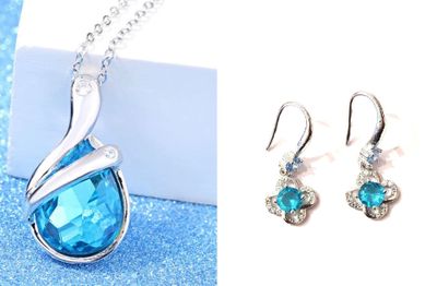 un gros plan d'un collier et de boucles d'oreilles sur fond bleu