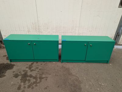 paire d'armoires de rangement en métal vert, avec portes et tiroirs