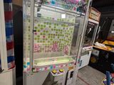 une machine qui se trouve à l'intérieur d'un bâtiment