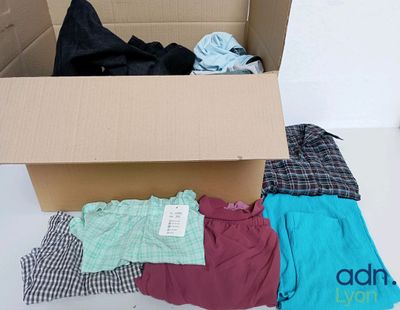 une boîte en carton remplie de vêtements et d'une étiquette