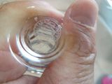 une personne tenant un verre d'eau à la main