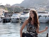 une femme debout sur un bateau dans l'eau