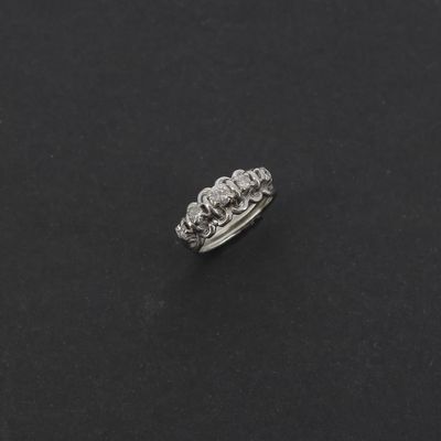 gros plan d'une bague en diamant sur une surface noire