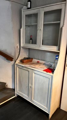 Buffet en bois peint blanc. Joint un buffet à portes vitrées…