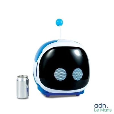un petit robot jouet bleu et blanc posé à côté d'une canette de soda