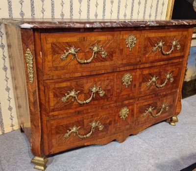 une commode en bois avec un plateau en marbre