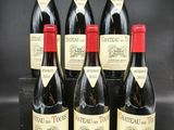 six bouteilles de vin sont alignées sur une table