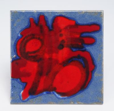 un carreau rouge et bleu orné d'un cœur rouge