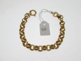 Gros plan sur un bracelet en or portant une étiquette