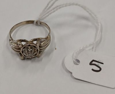 un gros plan d'une bague avec une étiquette de prix posée sur une table