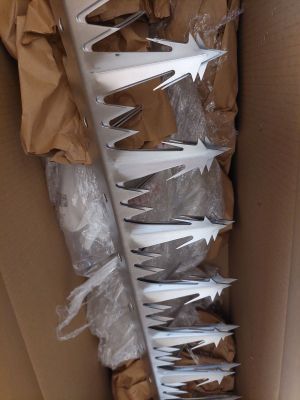 une boîte en carton contenant tout un tas de fourchettes