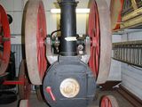 une vieille machine à vapeur qui trône dans le garage d'un immeuble