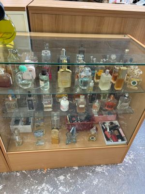 une vitrine en verre remplie de diverses bouteilles d'alcool