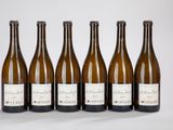six bouteilles de vin alignées sur une table