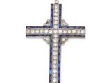 un pendentif en forme de croix, orné de diamants et de saphirs